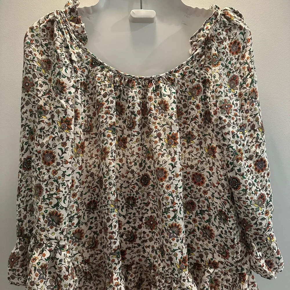Tory Burch size 4 ladies floral top. Perfect for fall